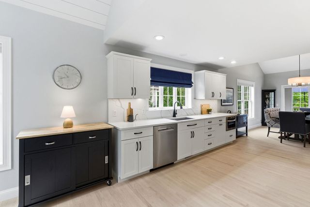 28 Greenvale Drive, Stratham, NH 03885