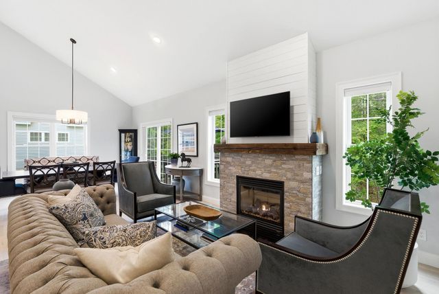 28 Greenvale Drive, Stratham, NH 03885