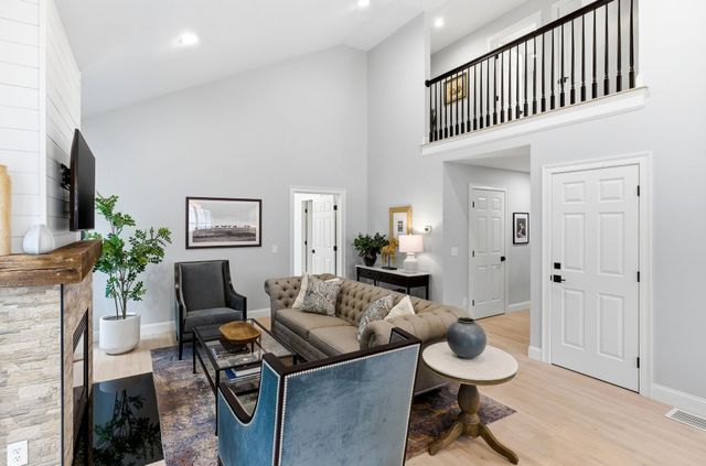 28 Greenvale Drive, Stratham, NH 03885