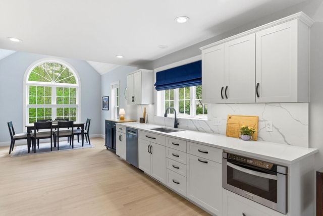 28 Greenvale Drive, Stratham, NH 03885