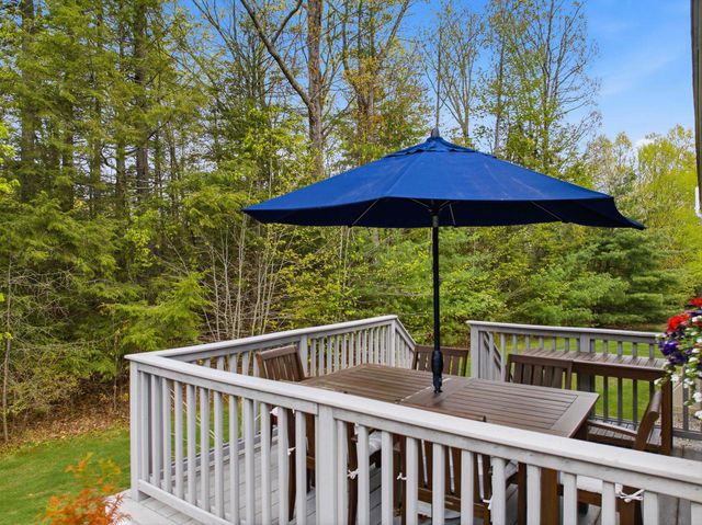 28 Greenvale Drive, Stratham, NH 03885