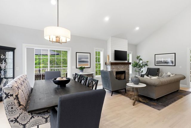 28 Greenvale Drive, Stratham, NH 03885