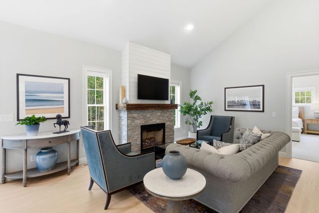 28 Greenvale Drive, Stratham, NH 03885
