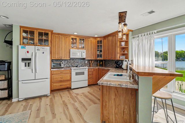 9801 Coledale Court, White Lake Charter Township, MI 48386