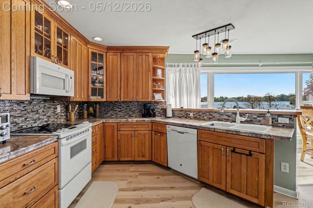 9801 Coledale Court, White Lake Charter Township, MI 48386