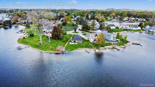 9801 Coledale Court, White Lake Charter Township, MI 48386
