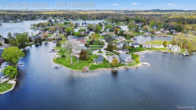9801 Coledale Court, White Lake Charter Township, MI 48386