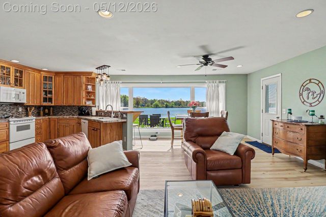 9801 Coledale Court, White Lake Charter Township, MI 48386