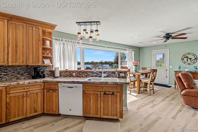 9801 Coledale Court, White Lake Charter Township, MI 48386