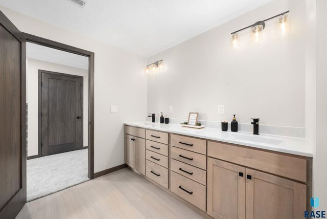 1403 Castle St Street, Larchwood, IA 51241
