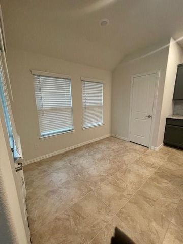 702 Grassland Way, Arlington, TX 76002