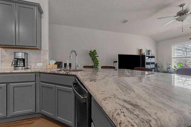 702 Grassland Way, Arlington, TX 76002