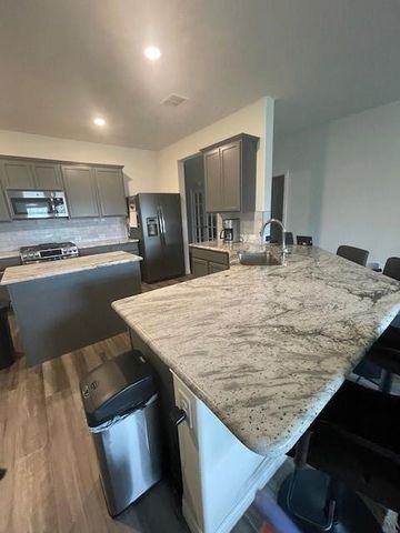 702 Grassland Way, Arlington, TX 76002