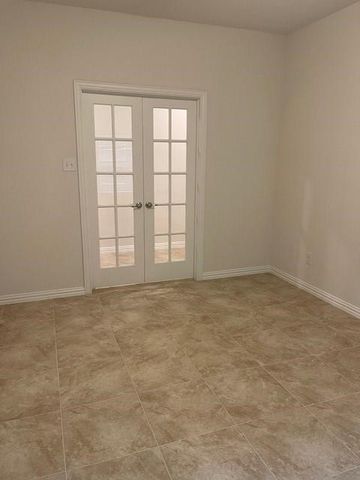 702 Grassland Way, Arlington, TX 76002