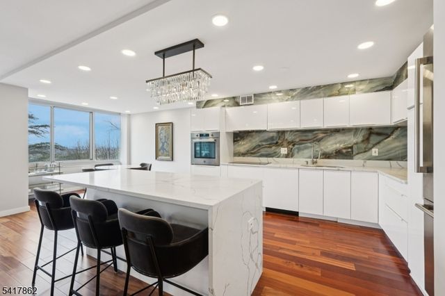 1 Claridge Dr 104, Verona Twp., NJ 07044