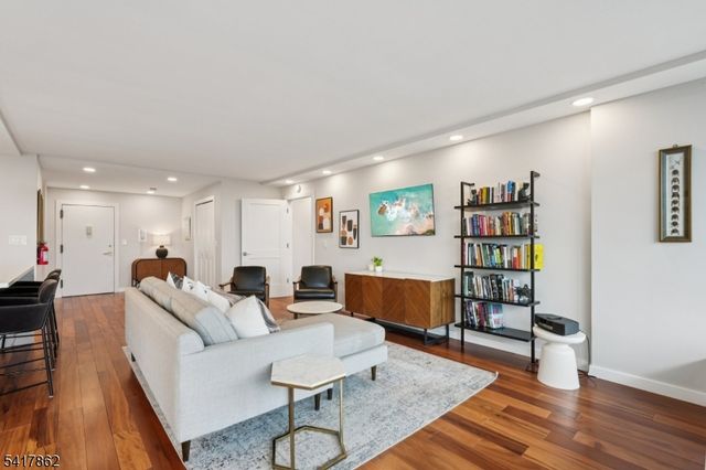 1 Claridge Dr 104, Verona Twp., NJ 07044