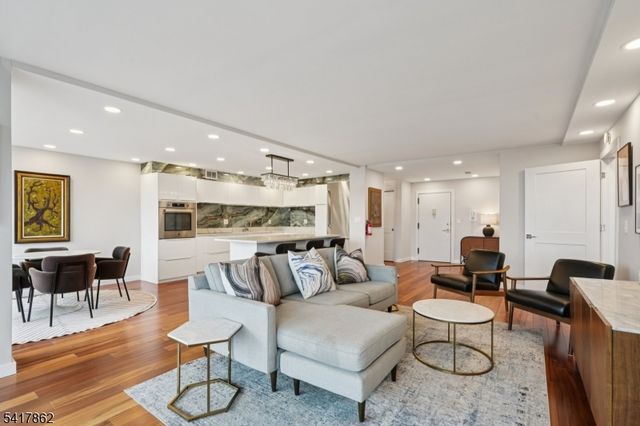 1 Claridge Dr 104, Verona Twp., NJ 07044