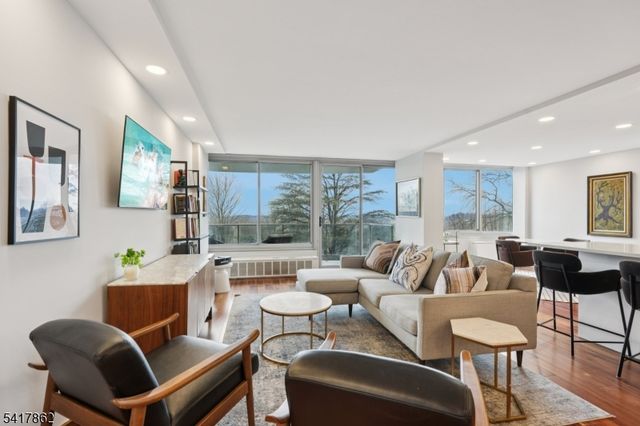 1 Claridge Dr 104, Verona Twp., NJ 07044