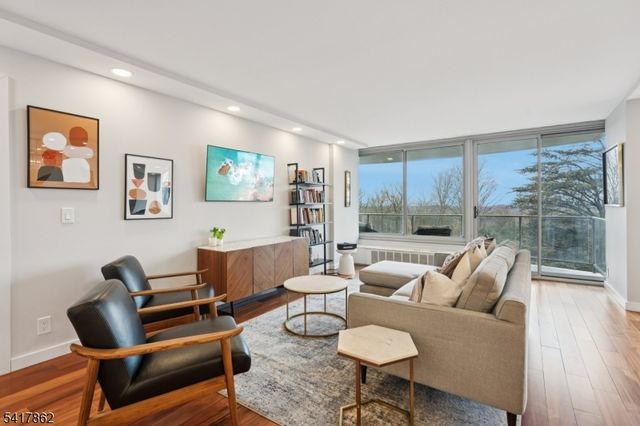 1 Claridge Dr 104, Verona Twp., NJ 07044