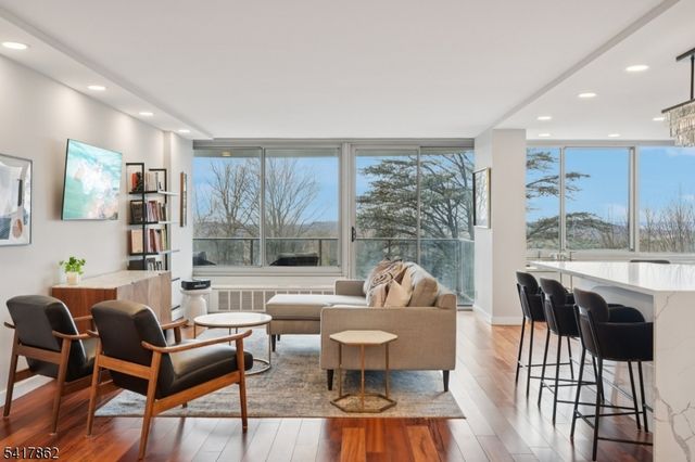 1 Claridge Dr 104, Verona Twp., NJ 07044