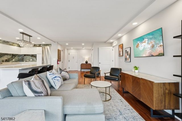 1 Claridge Dr 104, Verona Twp., NJ 07044