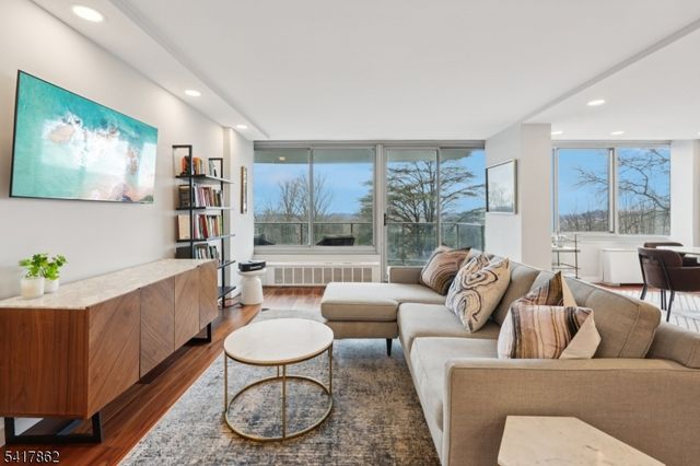 1 Claridge Dr 104, Verona Twp., NJ 07044