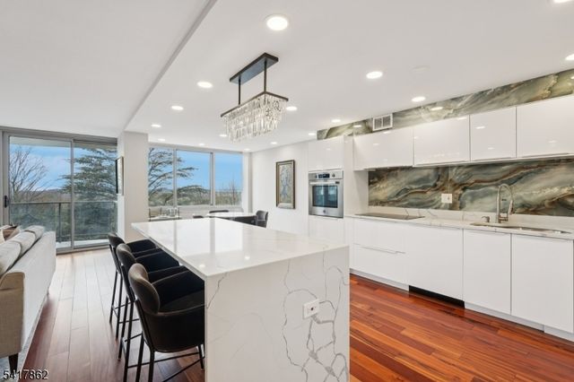 1 Claridge Dr 104, Verona Twp., NJ 07044