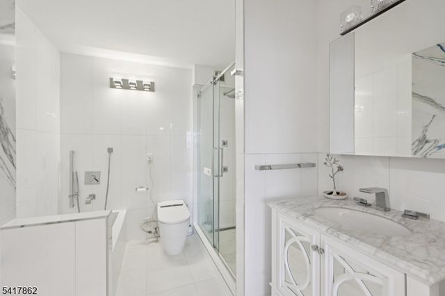 1 Claridge Dr 104, Verona Twp., NJ 07044