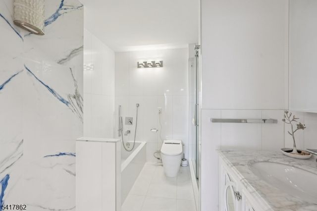 1 Claridge Dr 104, Verona Twp., NJ 07044