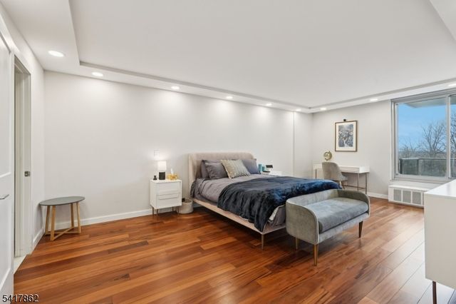 1 Claridge Dr 104, Verona Twp., NJ 07044