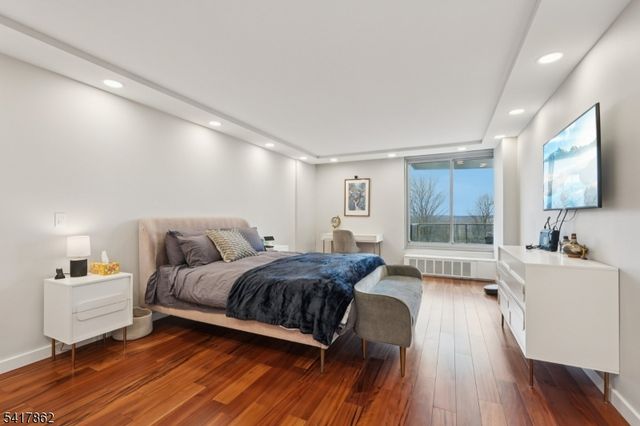 1 Claridge Dr 104, Verona Twp., NJ 07044