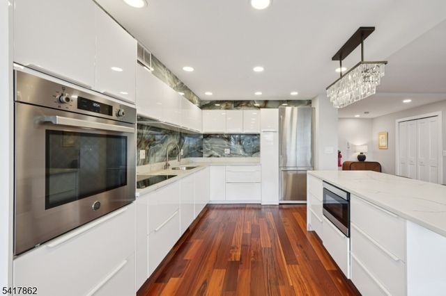 1 Claridge Dr 104, Verona Twp., NJ 07044