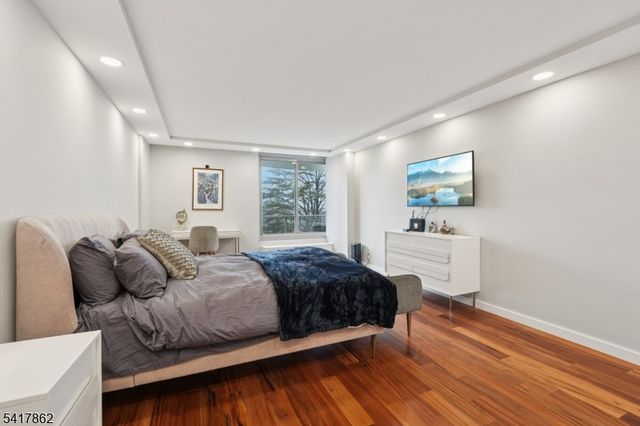 1 Claridge Dr 104, Verona Twp., NJ 07044