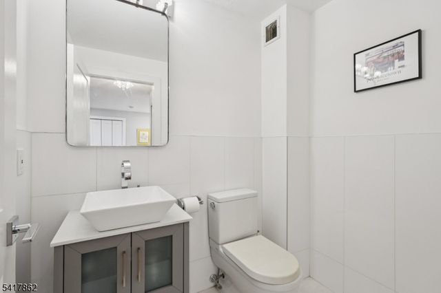 1 Claridge Dr 104, Verona Twp., NJ 07044