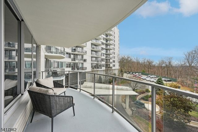 1 Claridge Dr 104, Verona Twp., NJ 07044