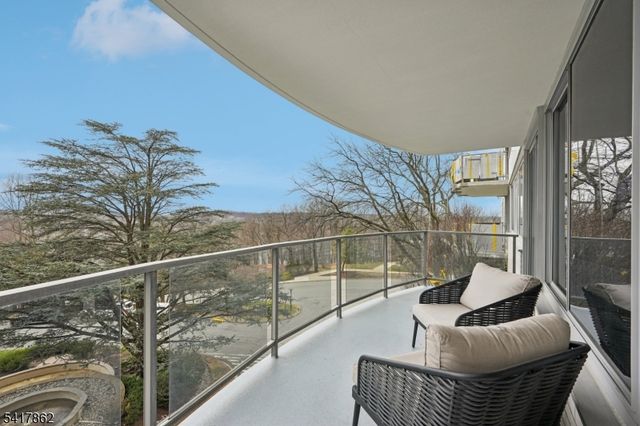 1 Claridge Dr 104, Verona Twp., NJ 07044