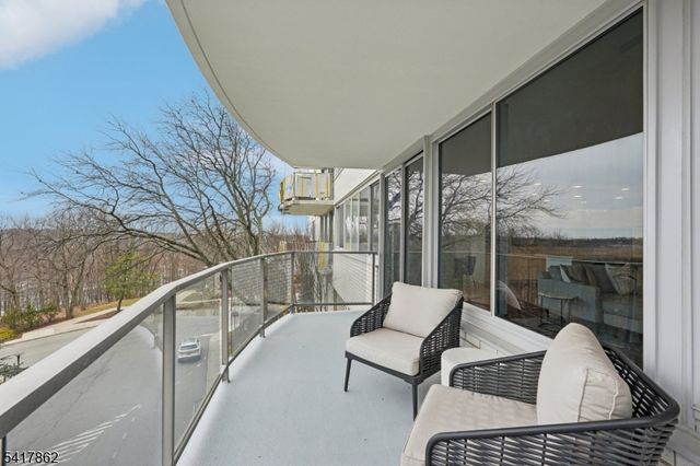 1 Claridge Dr 104, Verona Twp., NJ 07044