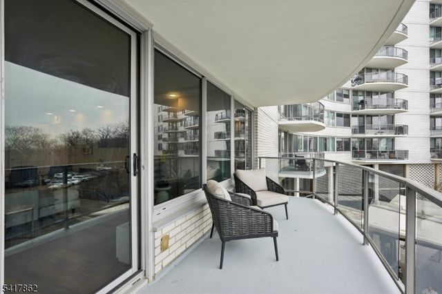 1 Claridge Dr 104, Verona Twp., NJ 07044