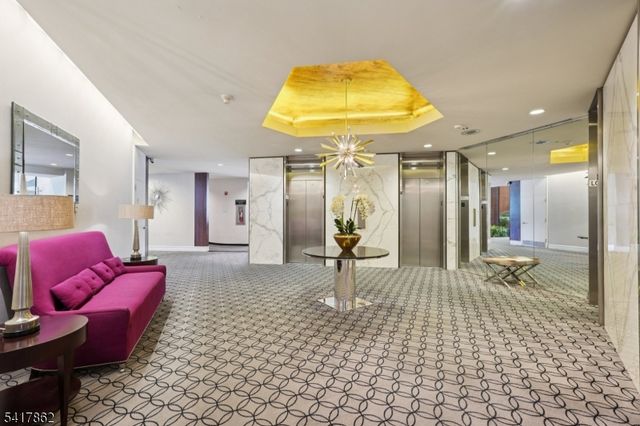 1 Claridge Dr 104, Verona Twp., NJ 07044