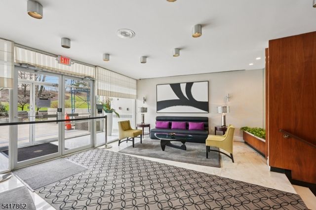 1 Claridge Dr 104, Verona Twp., NJ 07044