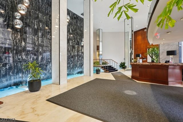 1 Claridge Dr 104, Verona Twp., NJ 07044