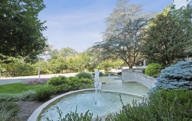 1 Claridge Dr 104, Verona Twp., NJ 07044