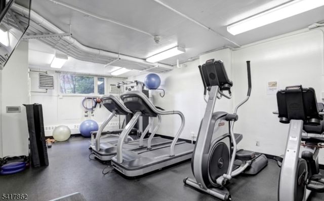 1 Claridge Dr 104, Verona Twp., NJ 07044