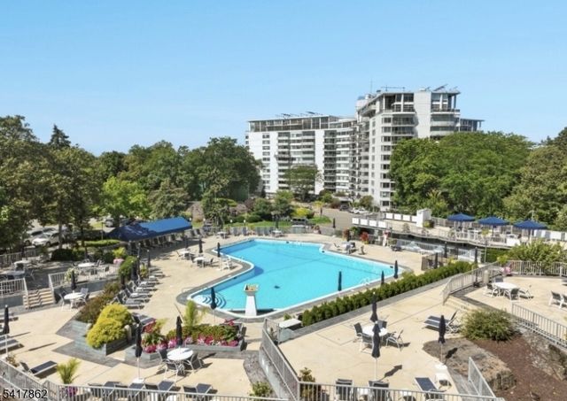 1 Claridge Dr 104, Verona Twp., NJ 07044