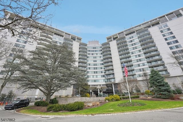 1 Claridge Dr 104, Verona Twp., NJ 07044