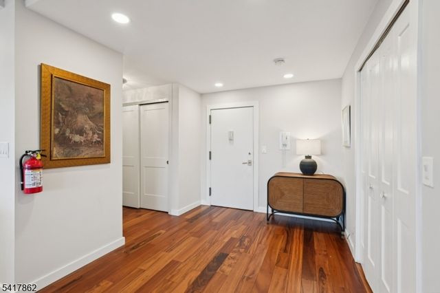 1 Claridge Dr 104, Verona Twp., NJ 07044