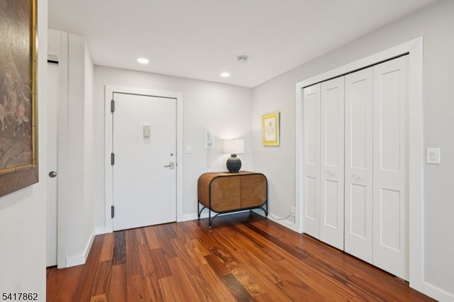 1 Claridge Dr 104, Verona Twp., NJ 07044