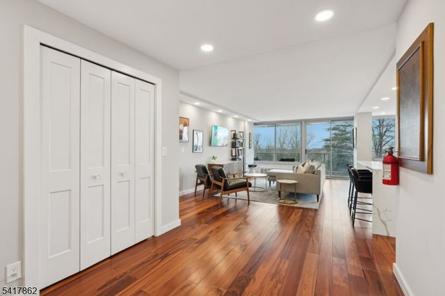 1 Claridge Dr 104, Verona Twp., NJ 07044