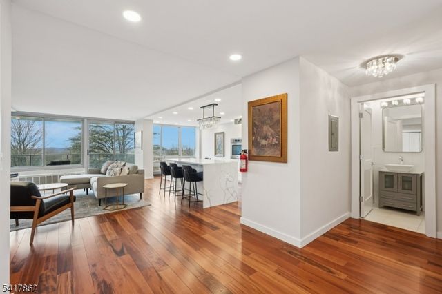 1 Claridge Dr 104, Verona Twp., NJ 07044