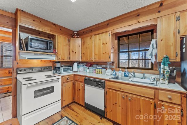 178 Tablerock Drive, Saluda, NC 28773